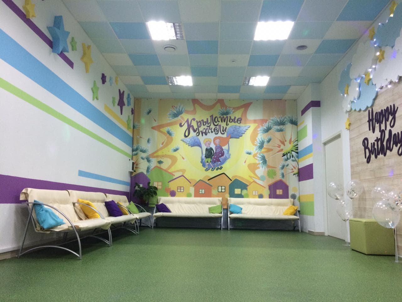 Просторный зал детского клуба «Крылатые Качели» в Екатеринбурге